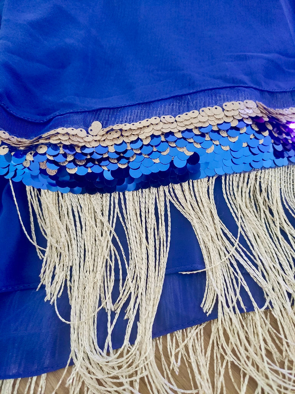 תמונה ממוזערת: שולי בד כחול עם פאייטים כחולים ופרנזים לבנים מדגם נסיכה