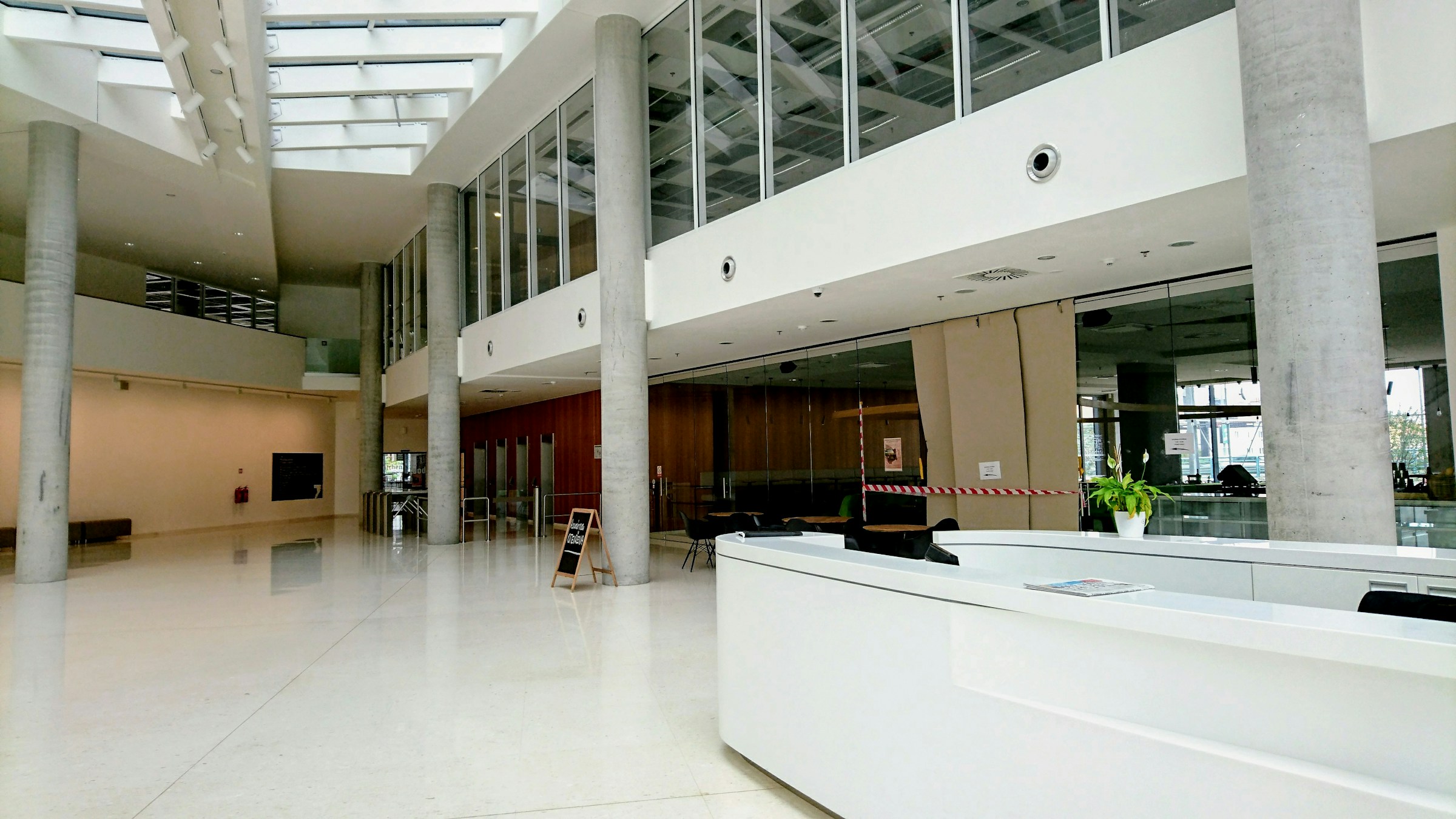 Quiet, unoccupied modern reception area illustrating a workplace reporting context; not a security post, client site or UAE facility.
