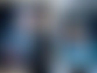 Ai-Da, yapay zeka portrelerinin önünde