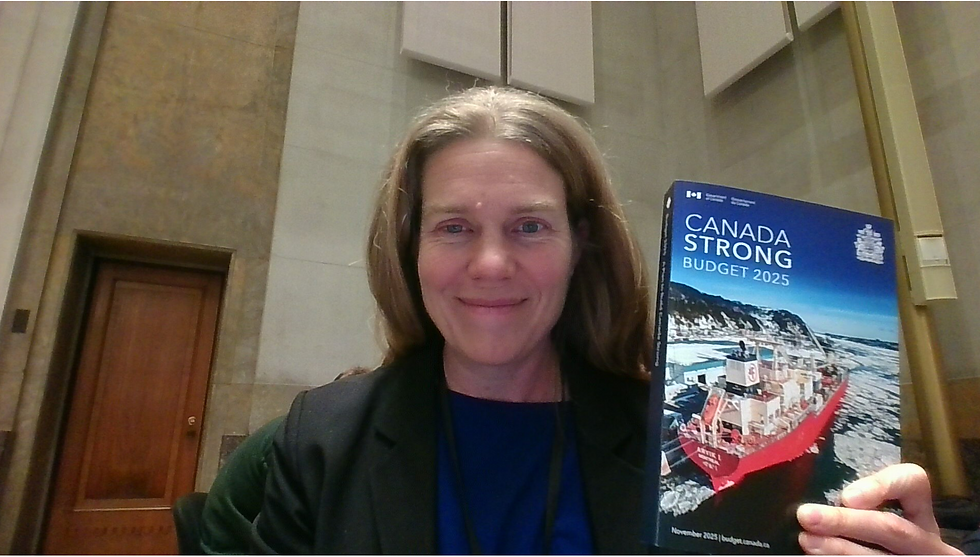 Carolyn Webb, coordonnatrice de la mobilisation des connaissances à la Coalition pour une saine alimentation scolaire, tient le livret Canada fort – Budget fédéral 2025 dans sa main gauche après l’annonce du budget à Ottawa.