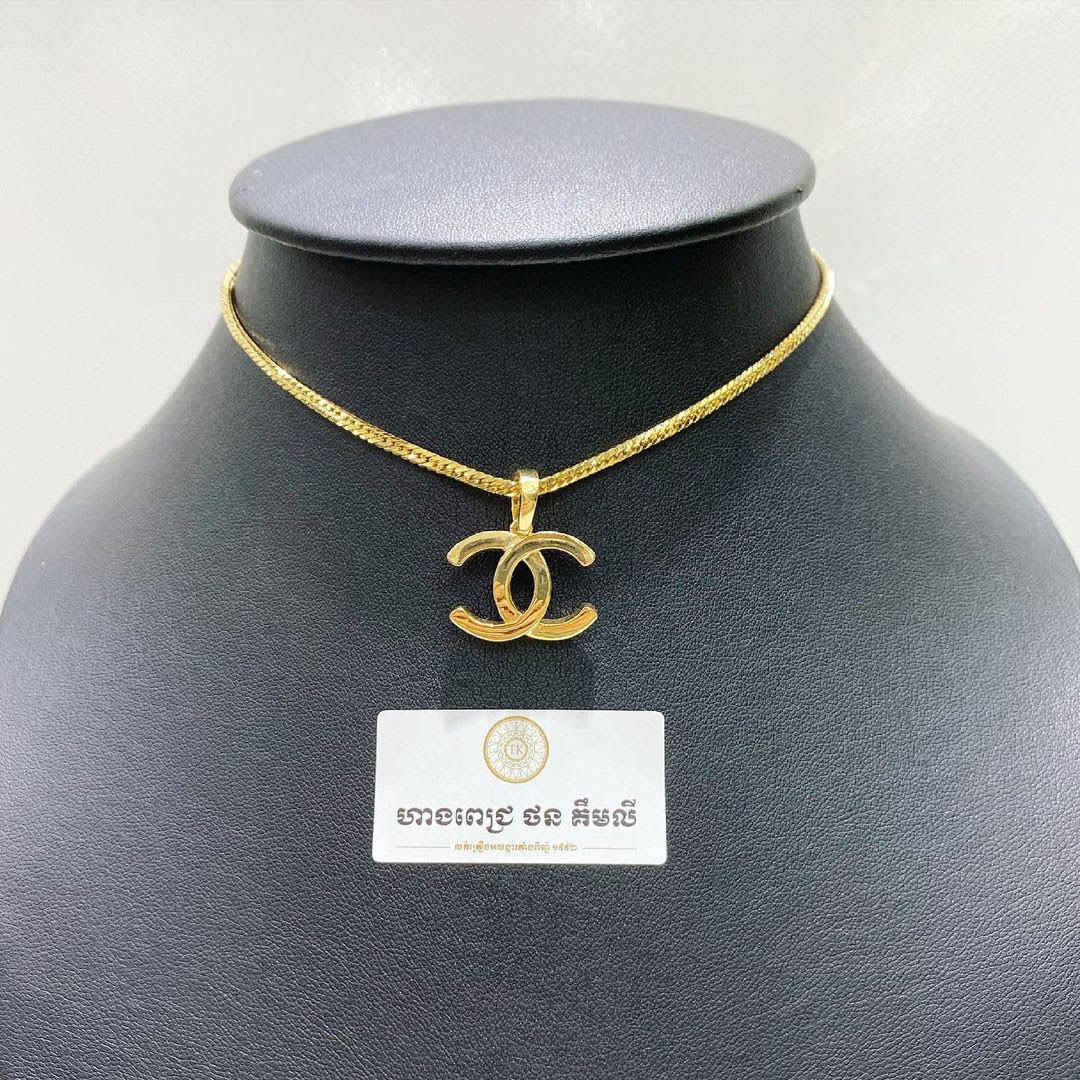 Channel gold necklace chocker