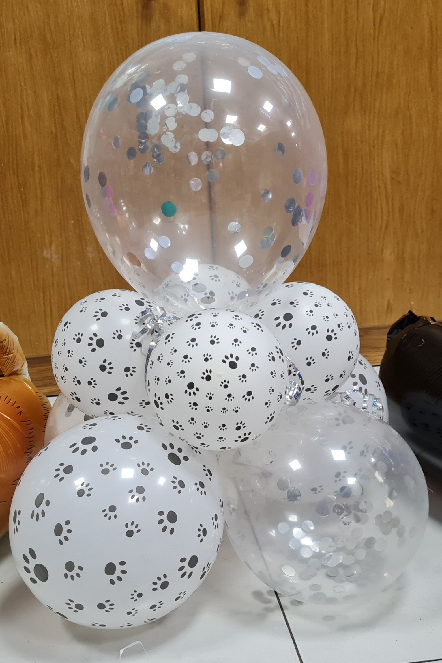 Paw print 12" latex balloons centrepiece no helium