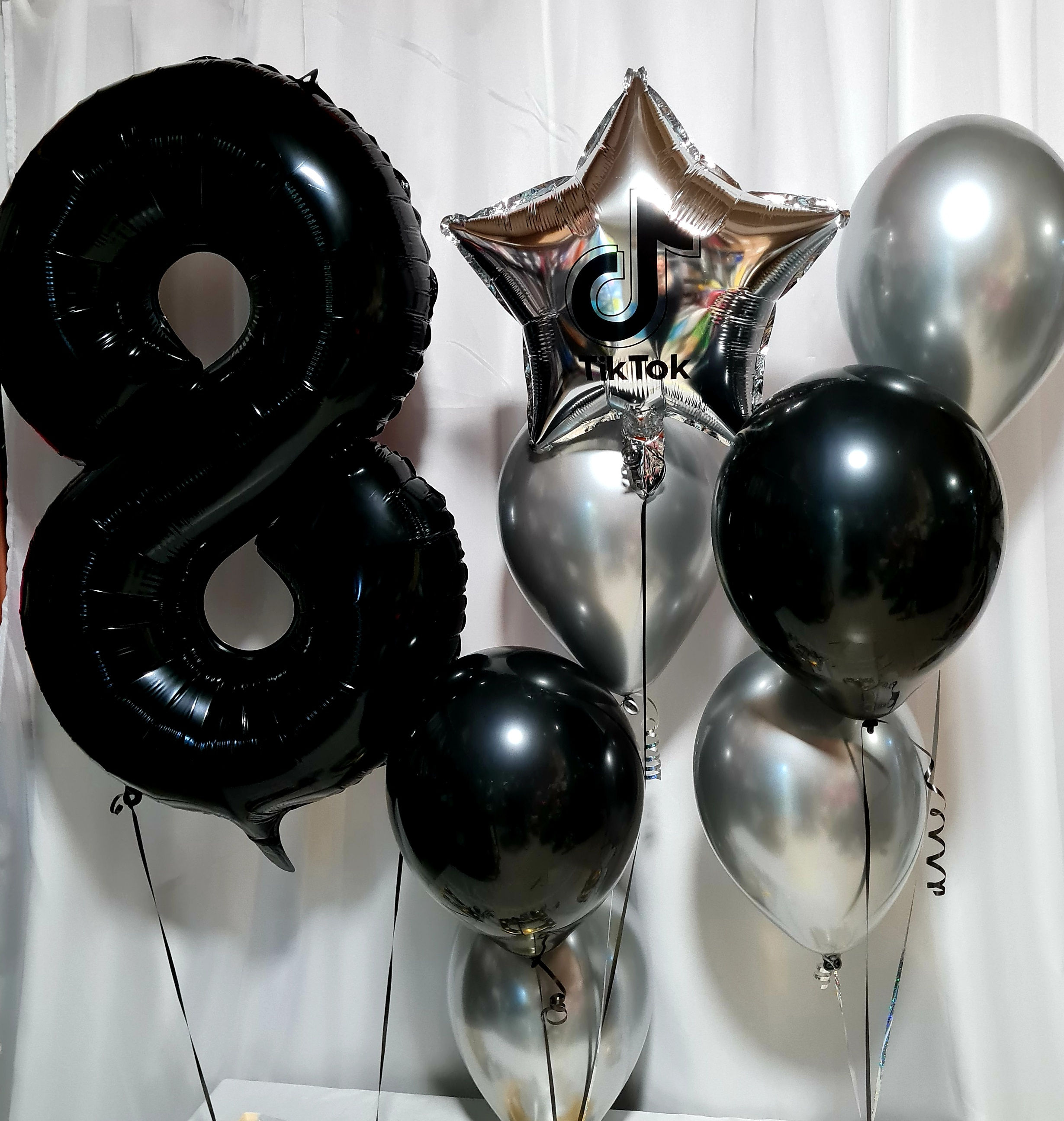 Number foil 34" balloon with TIKT0K foil + 4 chrome silver + 2 latex. Incl.heliu