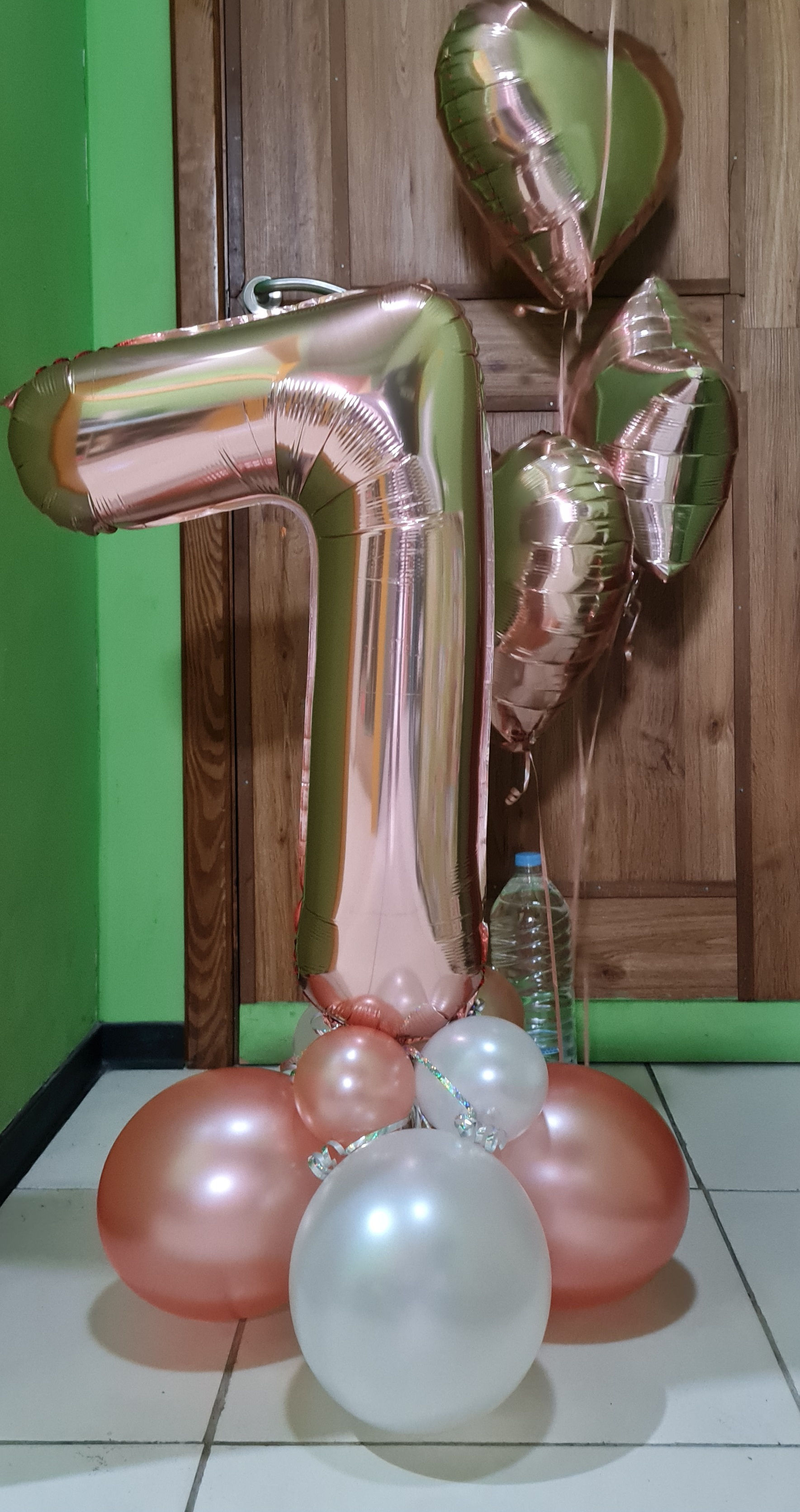 Number foil Centrepiece no helium used.Includes 2 tier base