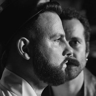 rostros de hombres guapos cantando