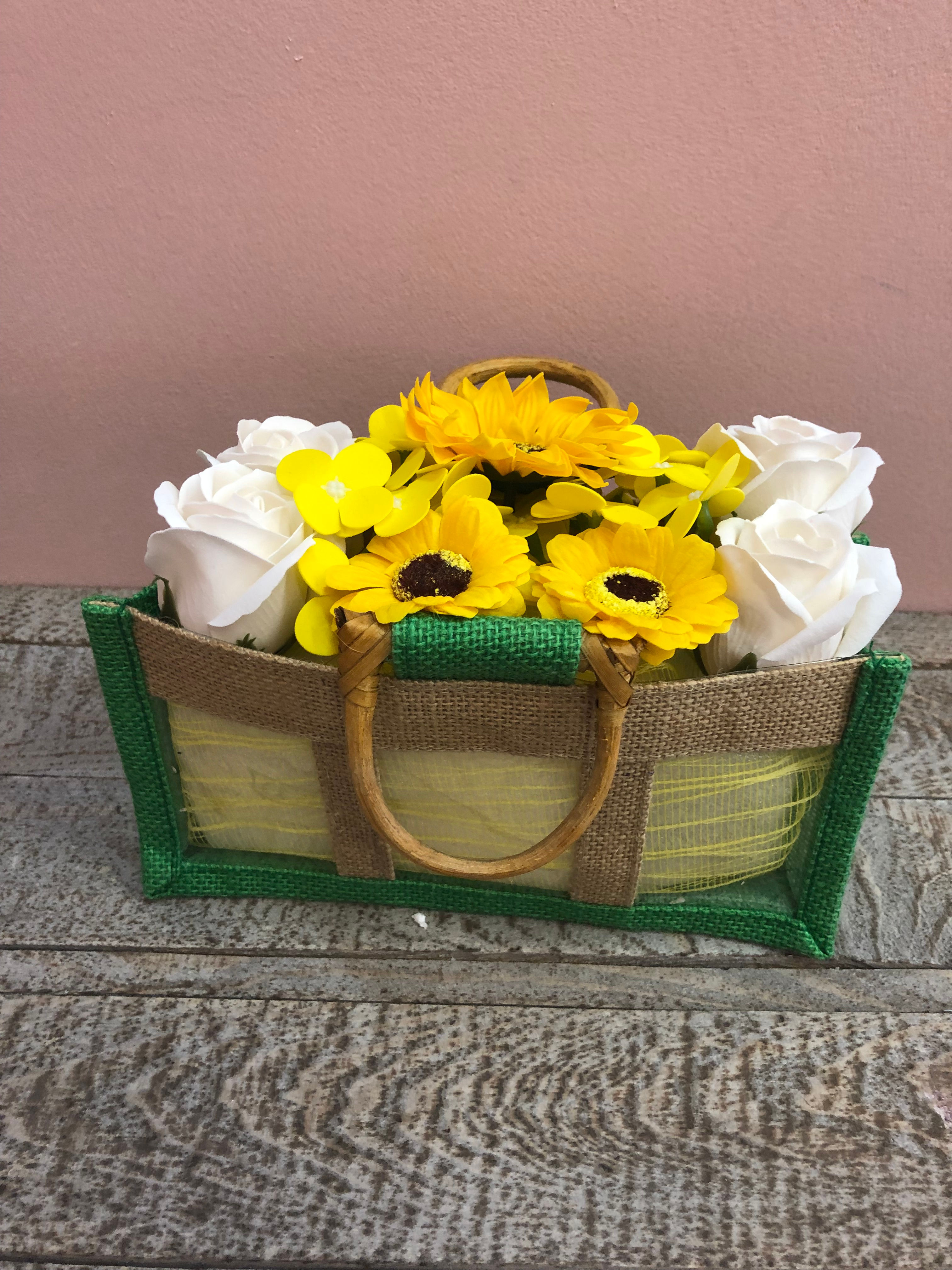 PANIER FLEURS DE SAVON JAUNE ET BLANC