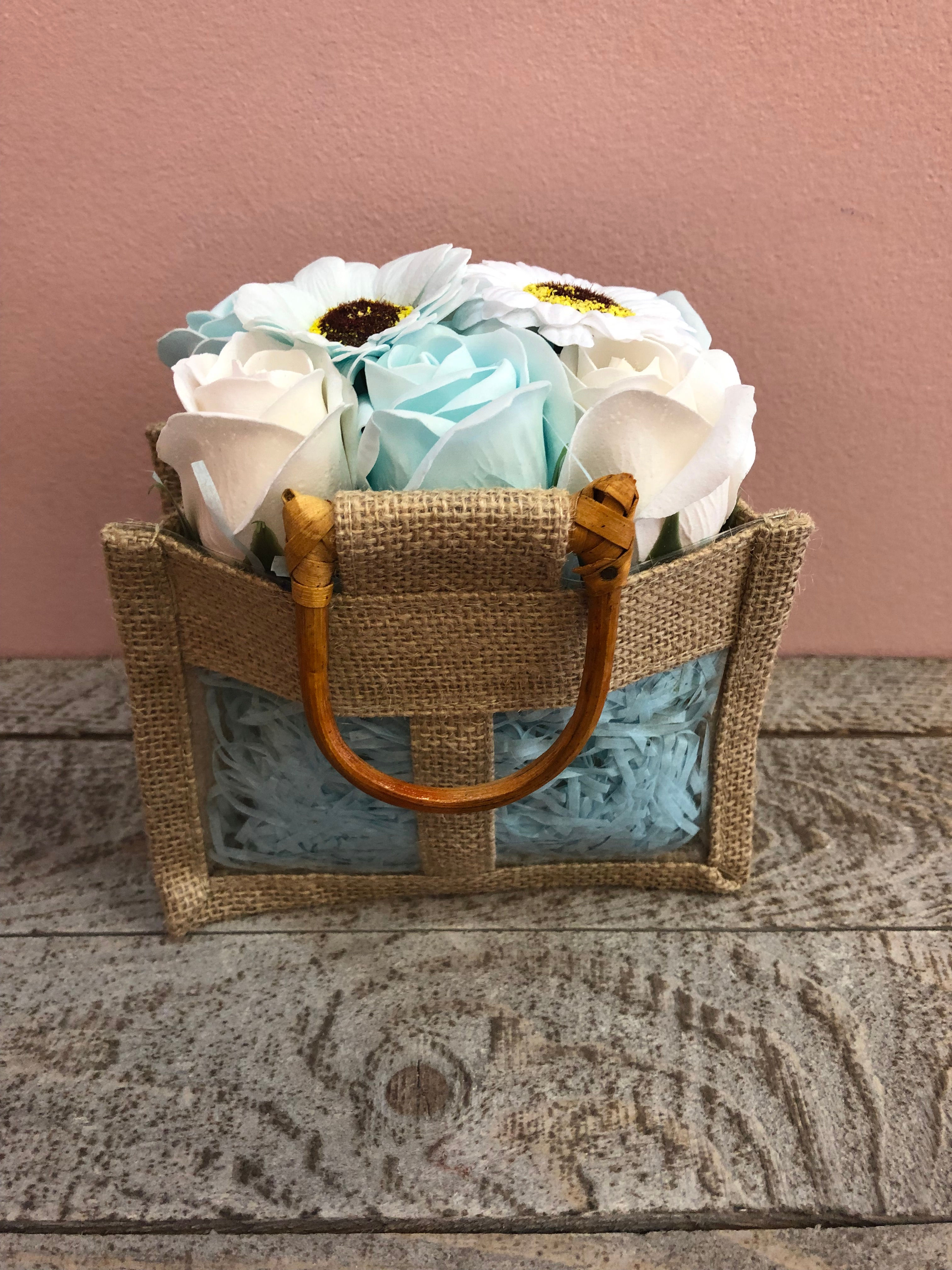 PANIER FLEURS DE SAVON BLEU ET BLANC