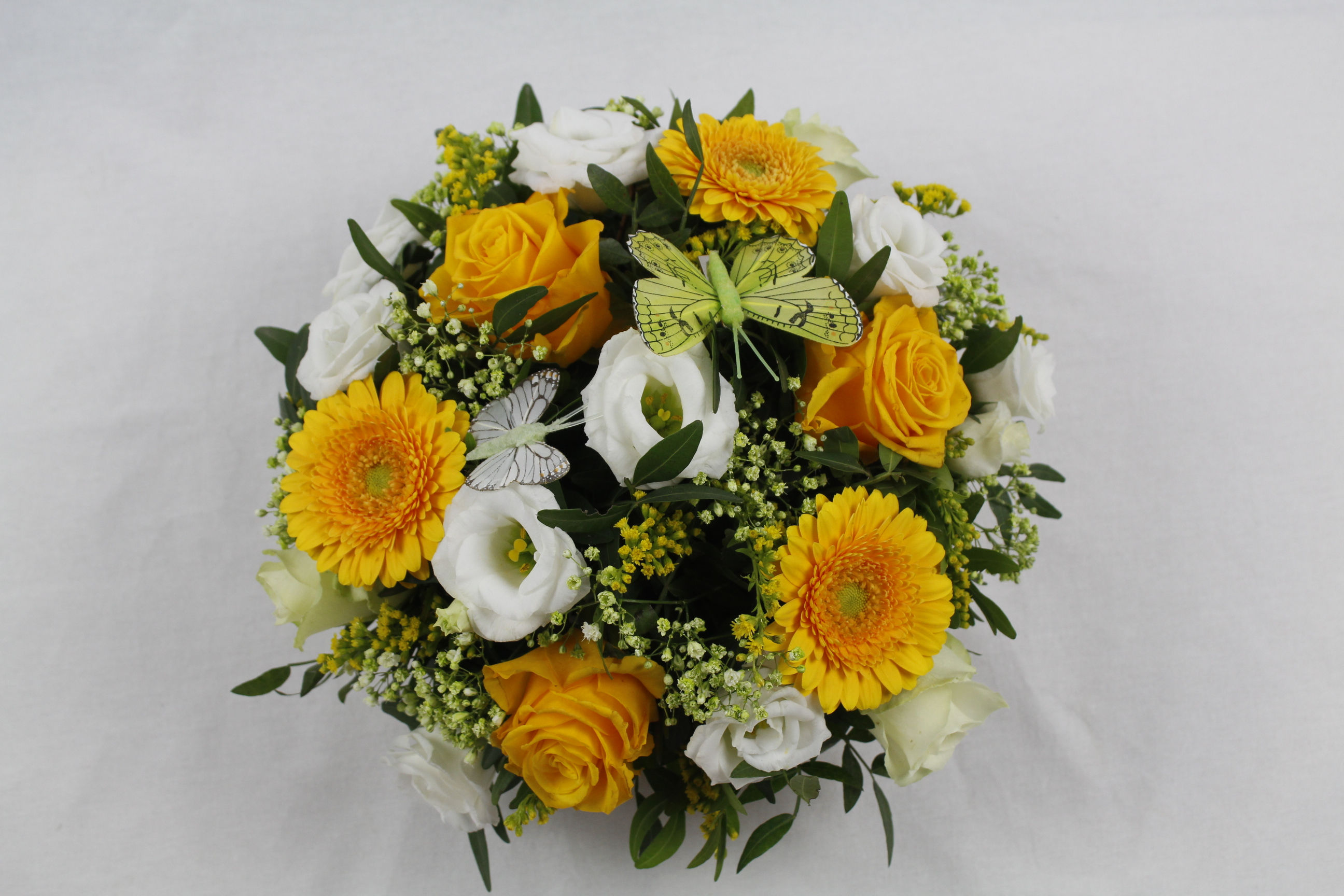 Bloemstuk 2 : Biedermeier geel/wit met vlinders