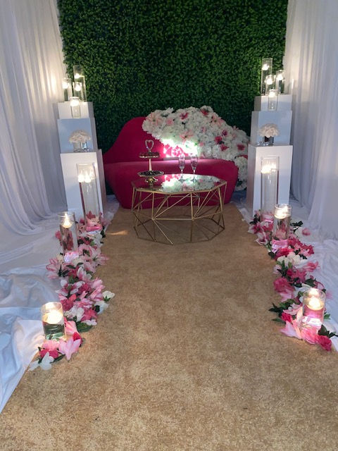 Thumbnail: Hot Lips Loveseat