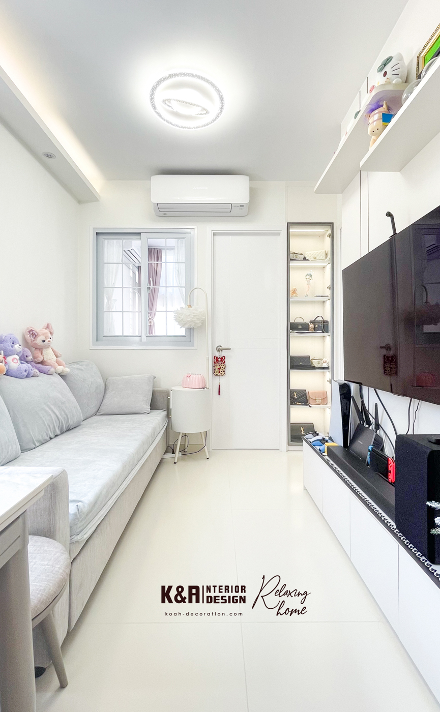 採用歐式格子玻璃趟窗，高級淺灰調框架＋透明設計，增加採光與視覺深度，粉色窗簾柔化光線，營造浪漫田園氛圍，提升睡眠品質。