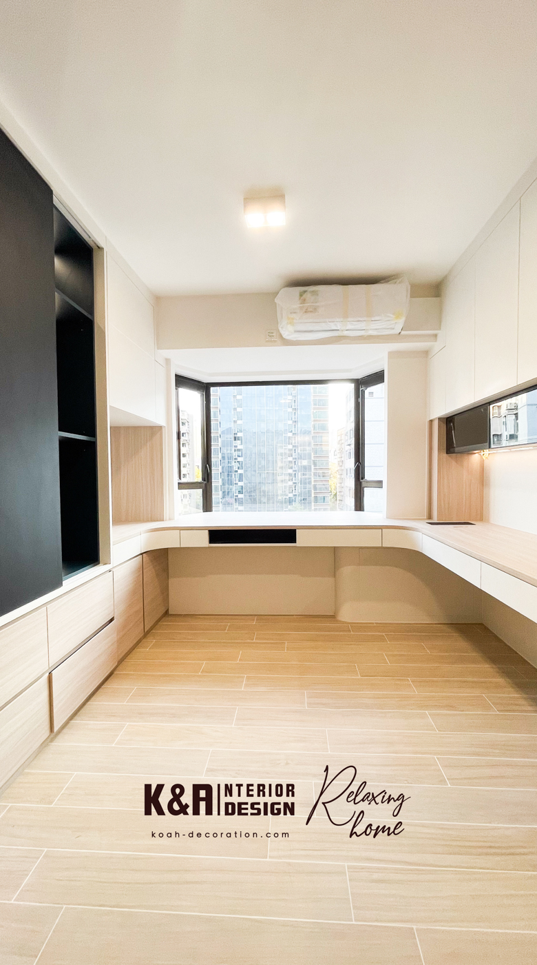 書房四面一體式訂造設計核心: 四面牆體以訂造收納牆身櫃、展示櫃牆身及工作枱面為核心,運用暖白基調與原木調層板,營造森系自然氛圍;提供極致活動空間,戶主可自由移動,避免壓迫感,適合長時間閱讀或工作。