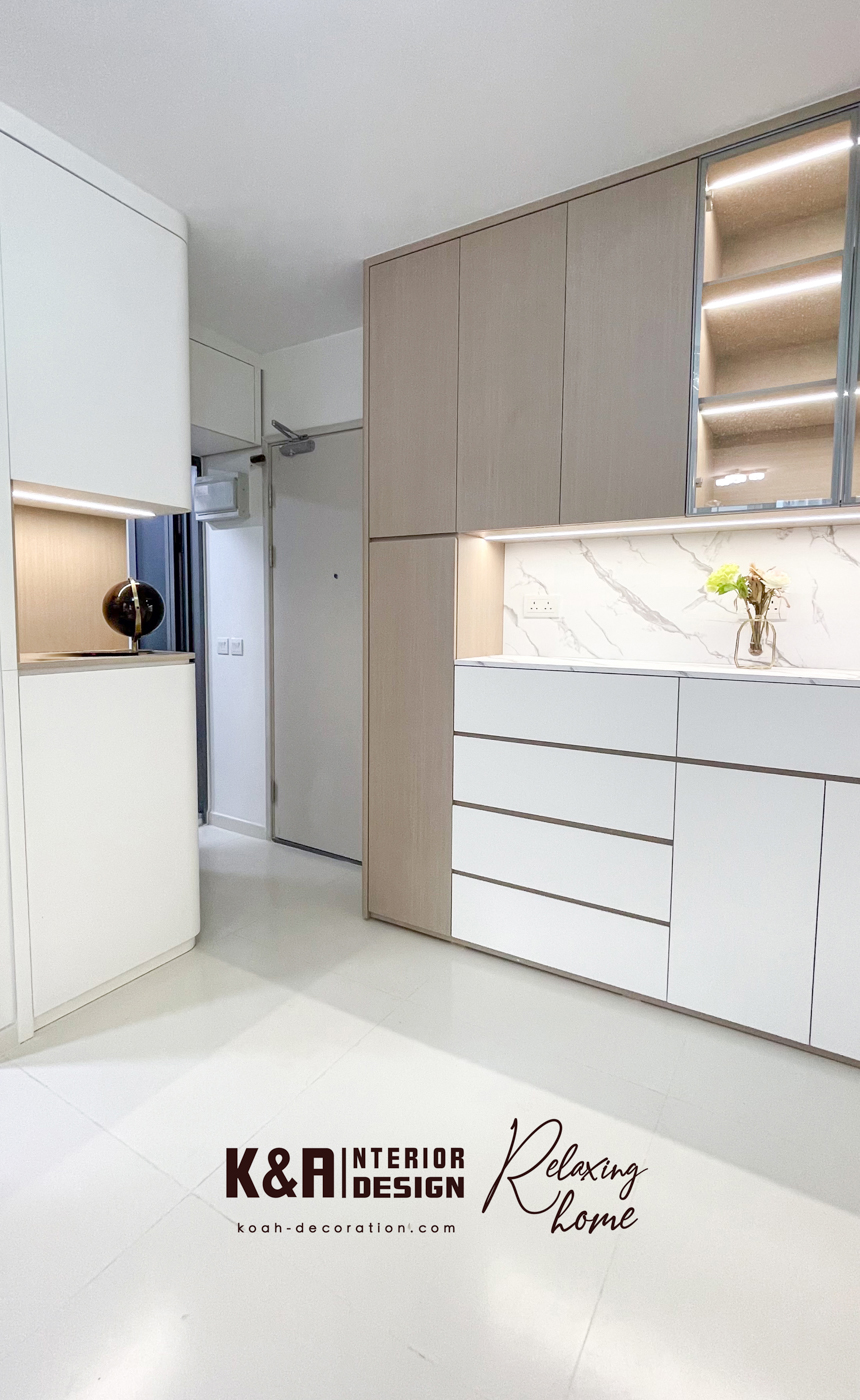 圓角訂造傢俬、海量收納牆身櫃,再加一扇魔法磨沙玻璃趟門設計,讓自然光在客飯廳、睡房之間自由奔跑,採光即刻加倍,倍大空間感!