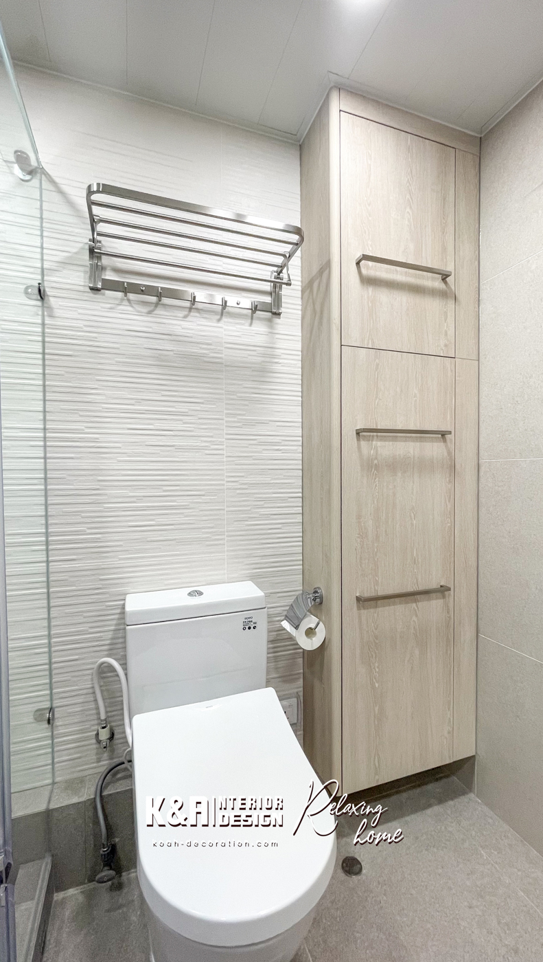 ②【主人房】以五星級酒店行政客房為基底建構，獨立衣帽間及飾品格子櫃、寬敞的訂造床架連圓角懸浮式床頭櫃、一體式圓角牆收納櫃連化妝桌、電視櫃等都一應俱全，其中化妝桌面向窗口位置，附有兩層活動式小屏風及鏡子