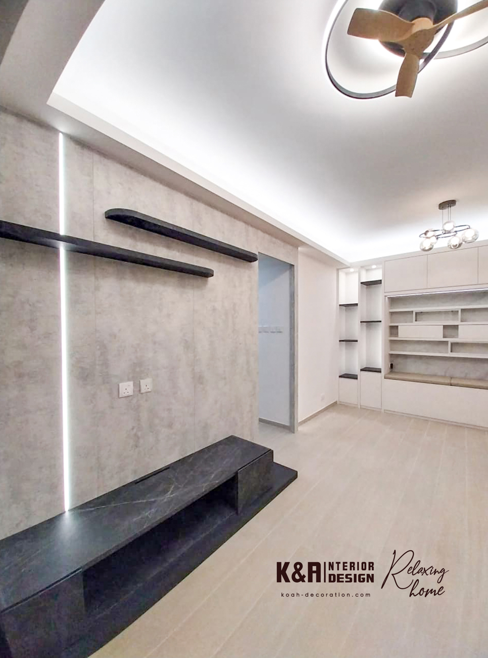 客廳藝術焦點電視櫃：以藝術感大理石紋電視櫃作焦點，其創意外形及設計令整體單位添上時尚品味，恰到好處的尺寸，巧妙營造大面積空間視感。高級灰調藝術紋理主題牆配縱向LED燈帶作點綴，再一次成功演繹功能與美感