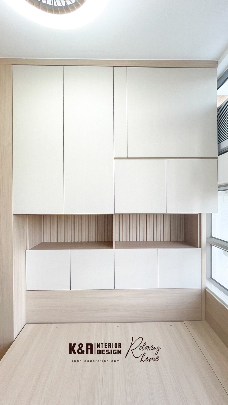 客廳、睡房、玄關全牆到頂訂造櫃,隱藏式把手+推拉門設計,外表只有原木紋理,內裡分層抽屜、掛衣區、被褥櫃一應俱全,收納力提升150%,表面依然極簡,貫徹日系部屋設計風格。