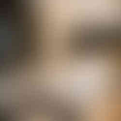 •  訂造黑鏡面於床頭後作背景牆，搭配暖米白絨面床板與低矮訂造床架，營造沉穩奢華的休憩氛圍。 •  訂造到頂黑鏡面衣櫃，隱藏式開門設計，既增加收納容量，又保持極簡視覺效果。