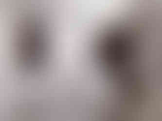 客飯廳無間融合:入門位置以胡桃木主題牆作為視覺焦點,帶出穩重醇厚的復古味道;旁邊流線型圓角暖白牆身置物櫃,當代與復古自然交融,天衣無縫。