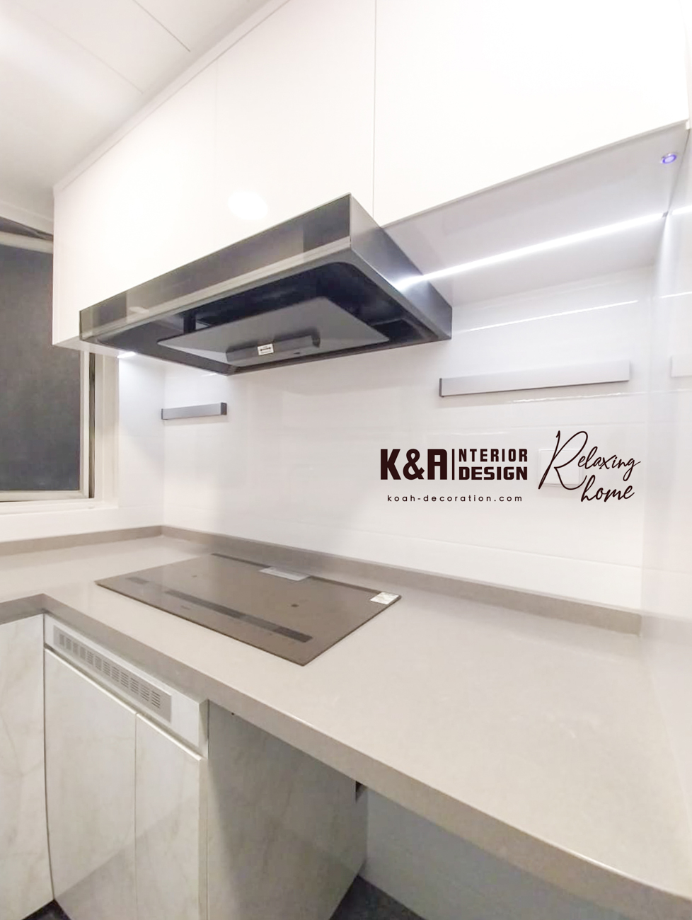 經典U型廚房設計：以發揮最大線性動線為目標，超大長條形工作枱、洗衣機、電磁爐及雪櫃均體現精準佈局。簡約時尚的廚櫃及吊櫃，令戶主輕鬆享受入廚體驗。