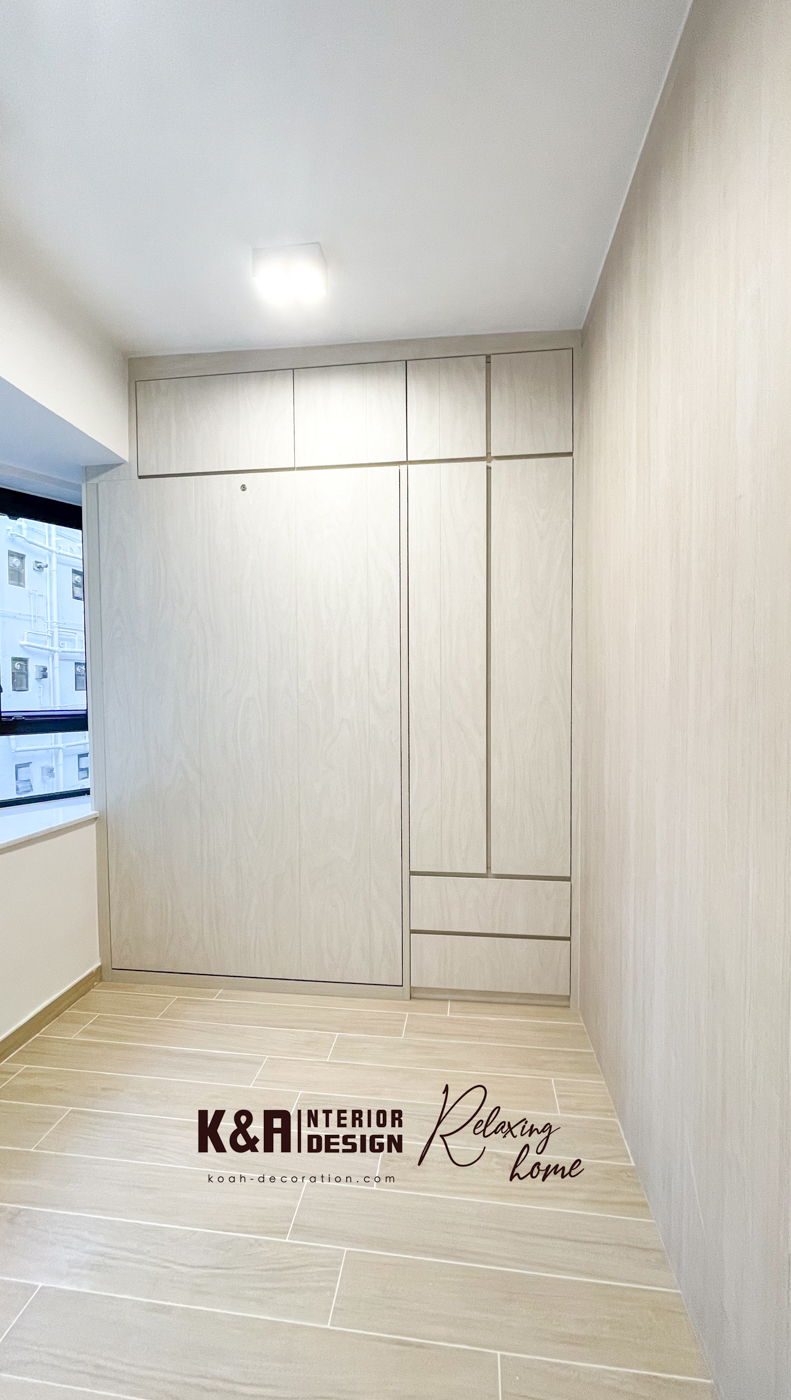 ④【睡房及兒童房】設計統一，均以天然米色及原木調打造，為了讓小朋友有足夠的活動及收納空間，利用訂造暖白圓角牆身櫃倍大視感，兩張訂造收納地台床以L形組合排列（放棄傳統碌架床設計），無阻開揚視感的窗台之餘