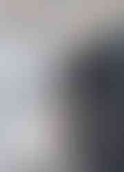 睡房藝術與溫柔並存:大面積淺灰調雲花主題牆帶來藝術氣息,訂造絨面床頭板散發高級觸感,胡桃木色輕觸LED燈帶柔和點綴,訂造大容量圓角牆身衣櫃讓動線一目了然,睡覺與更衣都極其舒適。