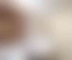 兩個浴室溫潤設計:以飽和度高色調提升和暖感,配搭胡桃木材質置物櫃及洗手盆櫃設計,倍增溫潤感。兩個浴室訂造櫃體均巧妙融入手工到位的圓角設計,增添藝術氣質,盡顯品味。