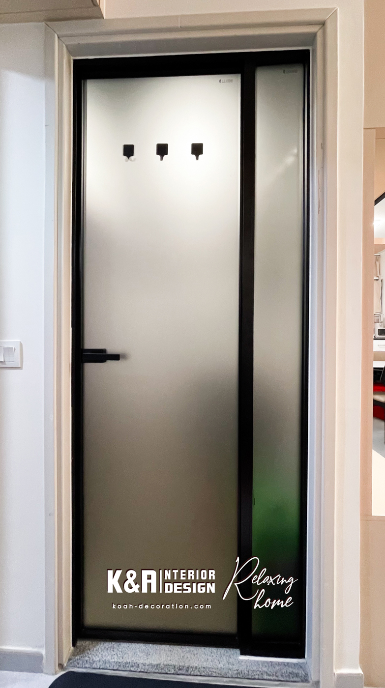 【浴室設計】一道很有「存在感」的高質鋁材配上強化磨沙玻璃門，立刻為單位添上高級感，優質浴屏配以茶色強化玻璃更是絕配，穿透感倍大浴室活動空間。