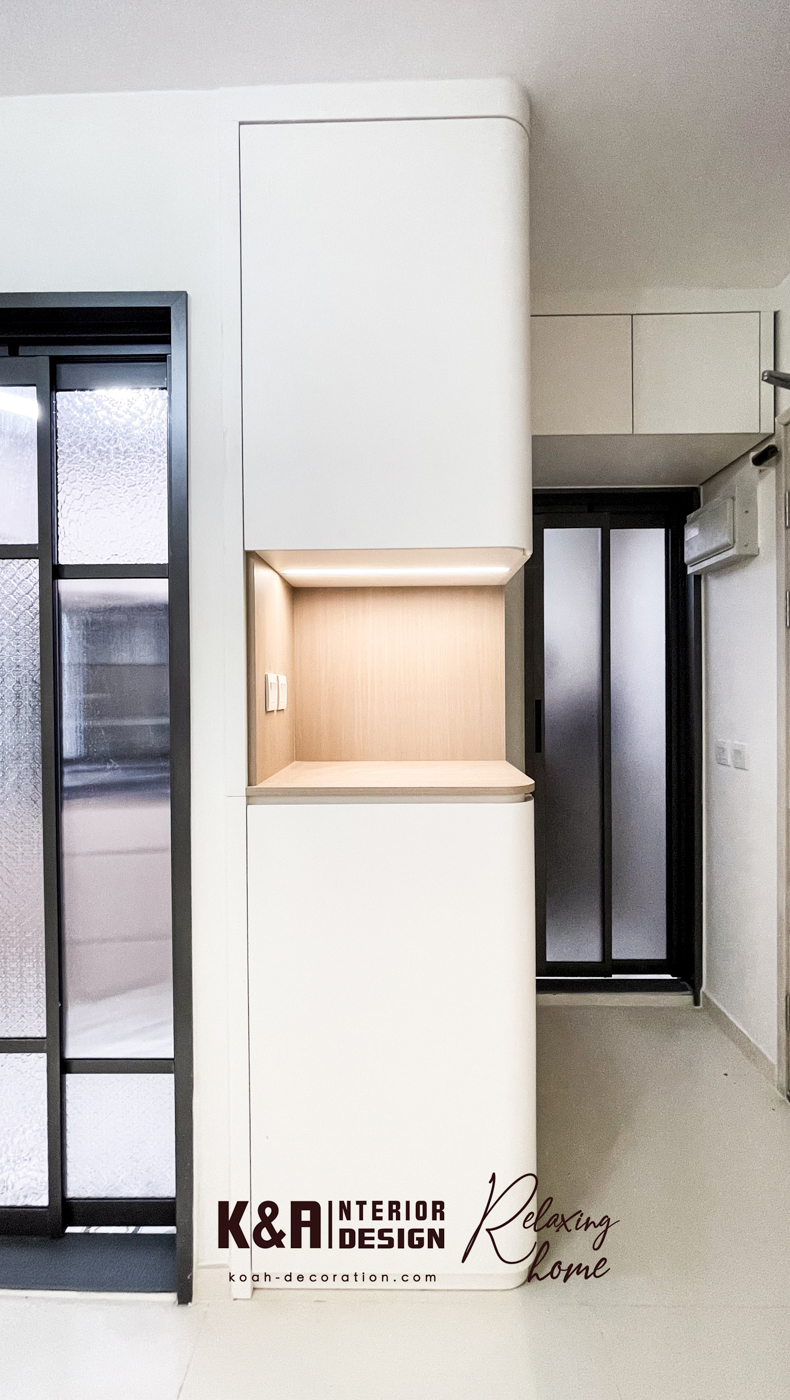 魔法採光神器:磨沙強化玻璃趟門 客廳同睡房中間只用一扇磨沙玻璃趟門,白天拉開,自然光滲進客飯廳,採光即刻提升兩倍;夜晚推埋,私隱滿分,更添朦朧美感。