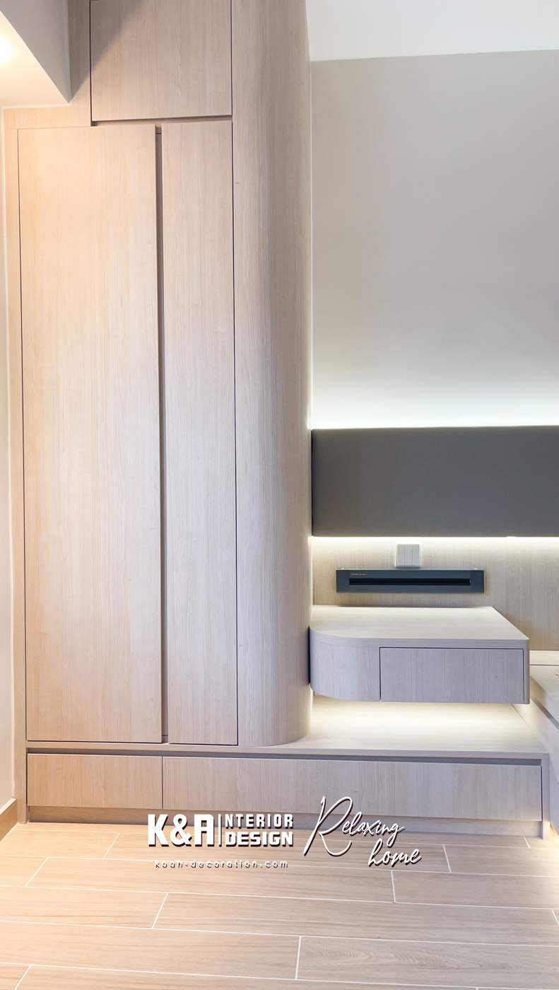 ②【主人房】以五星級酒店行政客房為基底建構，獨立衣帽間及飾品格子櫃、寬敞的訂造床架連圓角懸浮式床頭櫃、一體式圓角牆收納櫃連化妝桌、電視櫃等都一應俱全，其中化妝桌面向窗口位置，附有兩層活動式小屏風及鏡子