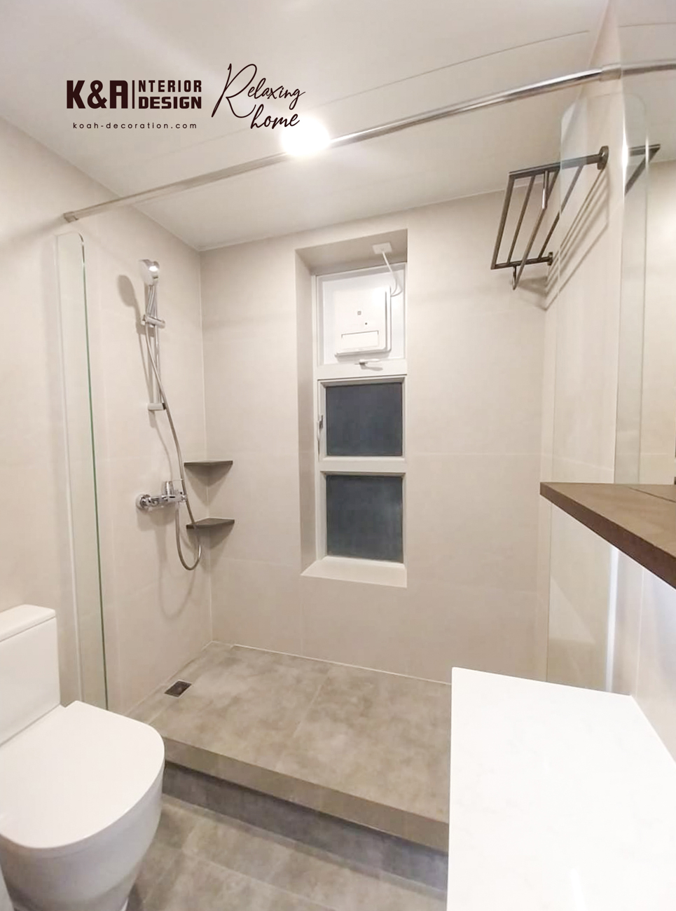 兩個浴室溫潤設計：以飽和度高色調提升和暖感，配搭胡桃木材質置物櫃及洗手盆櫃設計，倍增溫潤感。兩個浴室訂造櫃體均巧妙融入手工到位的圓角設計，增添藝術氣質，盡顯品味。