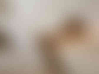 客廳米白沙發與電視櫃：訂造L形米白絨布沙發，簡潔線條配暖調原木邊几，內置隱藏儲物，優化生活動線；電視櫃用米白烤漆，融入LED柔光燈帶，放大視覺深度20%，營造寧靜休憩區。