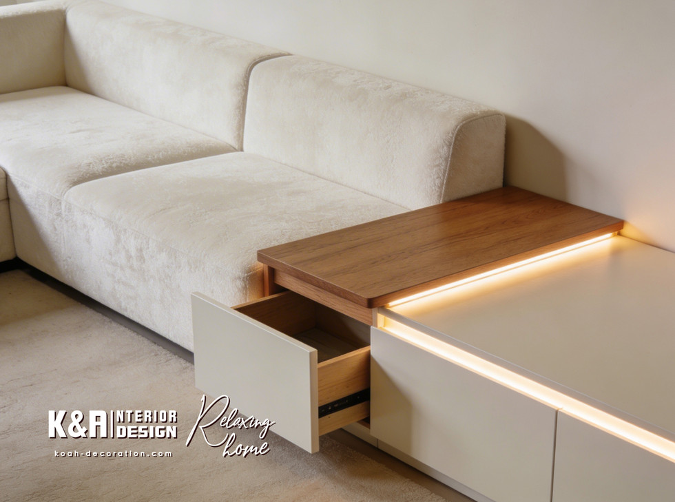 客廳米白沙發與電視櫃:訂造L形米白絨布沙發,簡潔線條配暖調原木邊几,內置隱藏儲物,優化生活動線;電視櫃用米白烤漆,融入LED柔光燈帶,放大視覺深度20%,營造寧靜休憩區。