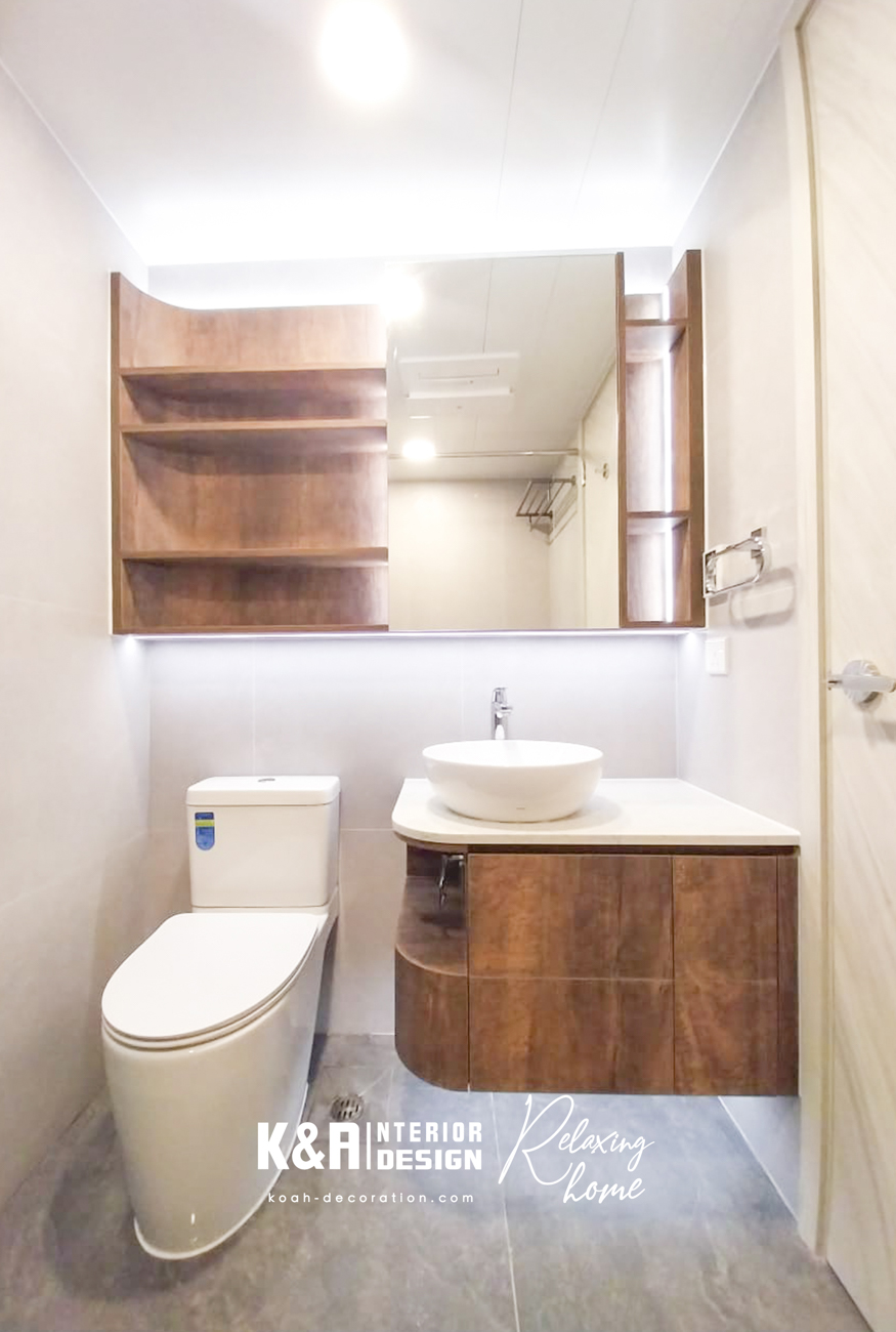 兩個浴室溫潤設計：以飽和度高色調提升和暖感，配搭胡桃木材質置物櫃及洗手盆櫃設計，倍增溫潤感。兩個浴室訂造櫃體均巧妙融入手工到位的圓角設計，增添藝術氣質，盡顯品味。