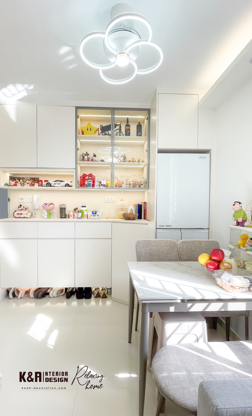 圓角一體式牆身櫃，從地面至天花，融入展示區與儲物空間，精準尺寸嵌入雪櫃，米白櫃面配以大幅LED燈帶玻璃櫃點綴，兼顧美觀與實用，讓用餐區如田園小屋般愜意。