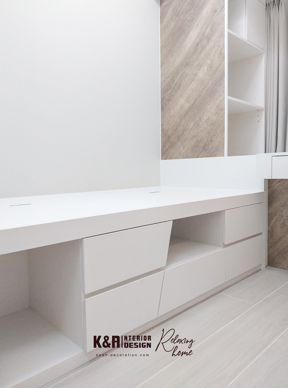 睡房1及2精緻佈局：睡房1的一體式訂造暖白收納櫃、書枱及床架尺寸精準，按戶主回饋實踐每個動線。睡房2（兒童房）著重活動空間，休息區置上層，下層大幅度收納，窗邊弧形大面積書枱及多層度身訂造曲線層架，10