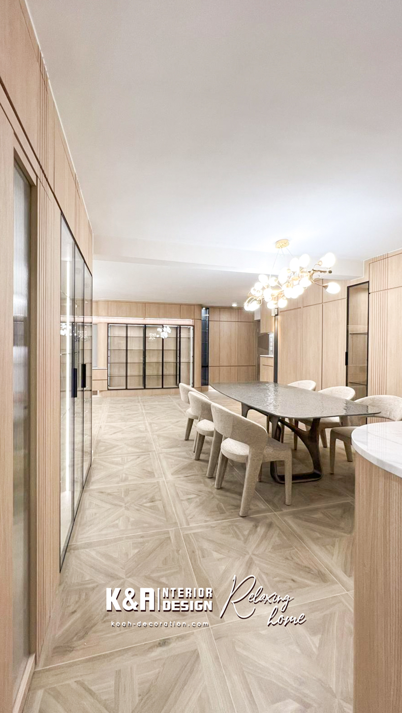 ①【客飯廳】以訂造北歐原木牆身櫃組合為設計核心，圓角到頂玄關櫃、牆身櫃、強化玻璃展示層櫃及一體式電視櫃等，其中飯廳間隔書房的牆身，更破格以玻璃展示櫃形式代替傳統牆身，滿滿倍大穿透感，為單位營造獨有氣派