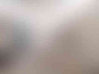 玄關延伸至客飯廳的收納系統:由玄關訂造收納櫃一直延伸至客飯廳的一體式圓角暖白收納櫃,為設計亮點。櫃體圓角設計柔和視覺,附輕觸按鈕LED燈帶的牆身窄櫃,提供出入門口置物功能(如鎖匙、車匙、房卡),底部還