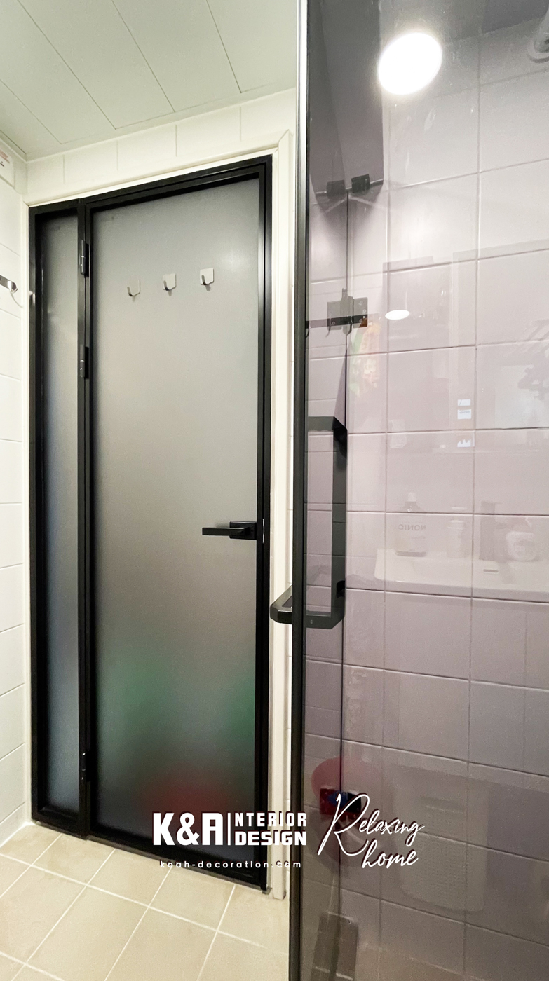 【浴室設計】一道很有「存在感」的高質鋁材配上強化磨沙玻璃門，立刻為單位添上高級感，優質浴屏配以茶色強化玻璃更是絕配，穿透感倍大浴室活動空間。