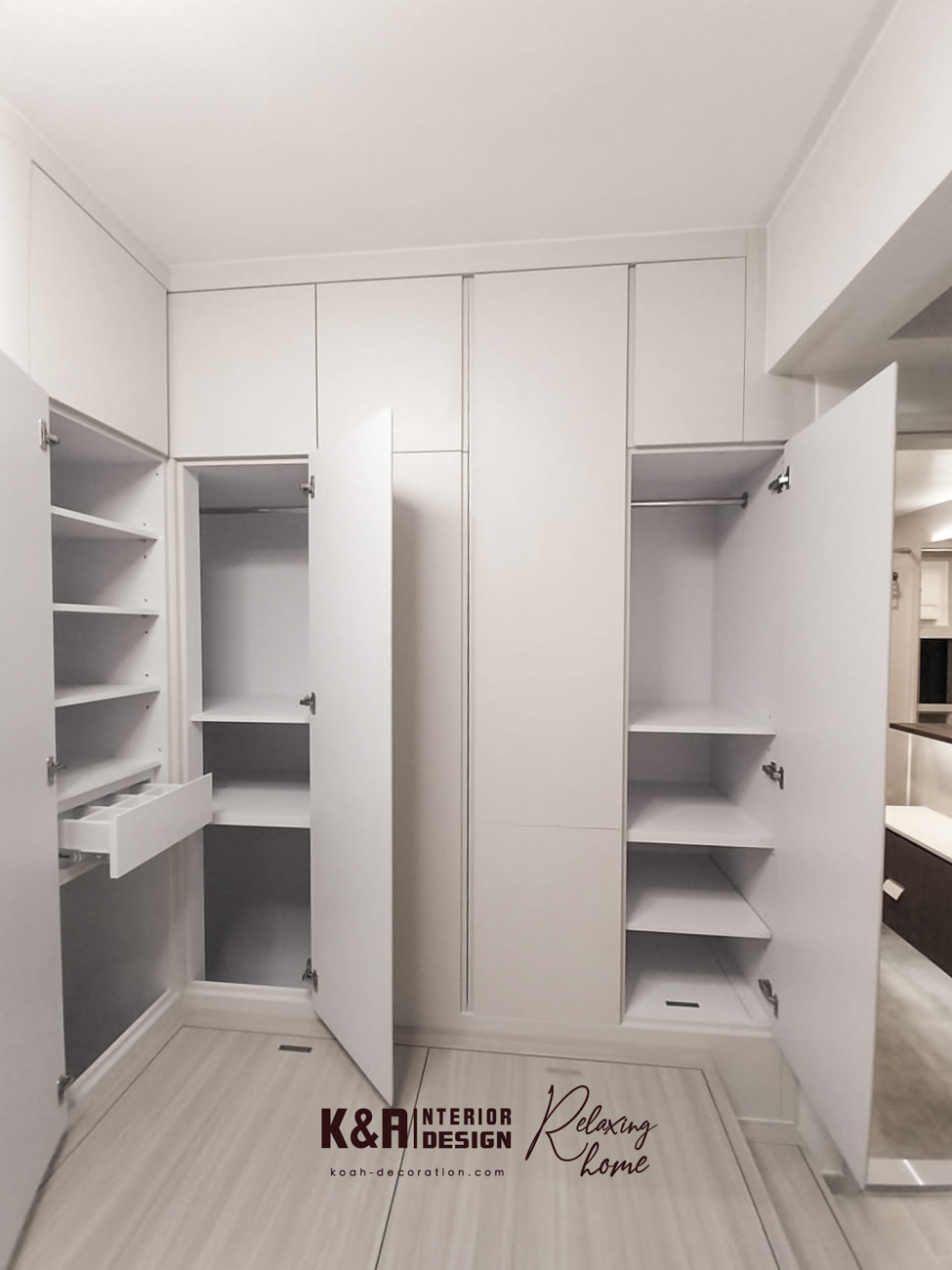 主人房梯級地台床設計：以梯級地台床提供全方位收納空間，訂造圓角到頂牆身櫃，按戶主生活動線訂造不同置物空間，分門別類、井井有條。圓角位置化作展示櫃設計，進睡前觀賞收藏品或心頭好，都睡得特別甜❤️。