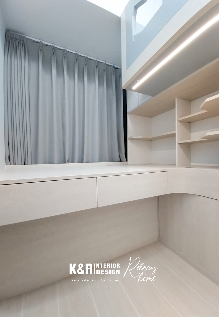 睡房1及2精緻佈局：睡房1的一體式訂造暖白收納櫃、書枱及床架尺寸精準，按戶主回饋實踐每個動線。睡房2（兒童房）著重活動空間，休息區置上層，下層大幅度收納，窗邊弧形大面積書枱及多層度身訂造曲線層架，10