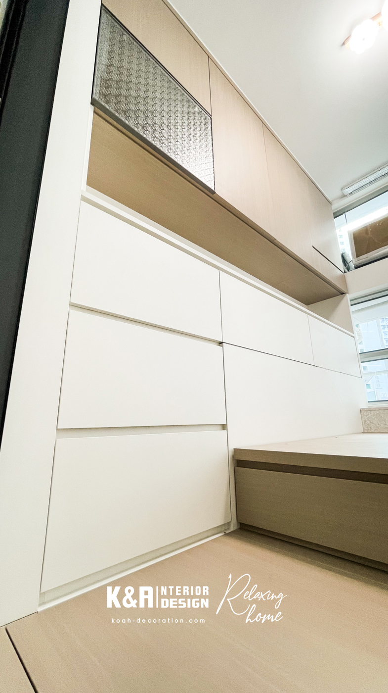 魔法採光神器:磨沙強化玻璃趟門 客廳同睡房中間只用一扇磨沙玻璃趟門,白天拉開,自然光滲進客飯廳,採光即刻提升兩倍;夜晚推埋,私隱滿分,更添朦朧美感。