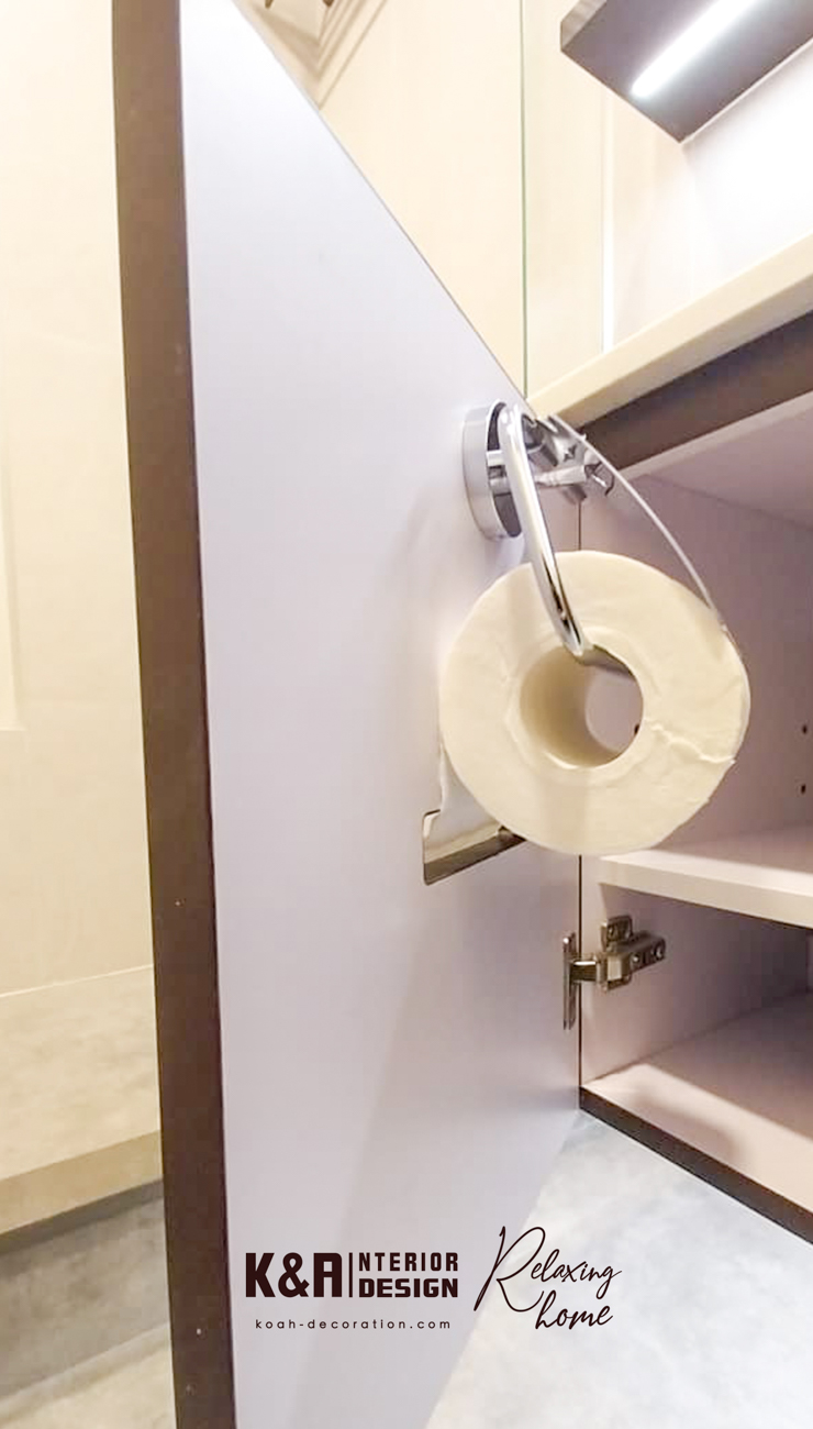 兩個浴室溫潤設計：以飽和度高色調提升和暖感，配搭胡桃木材質置物櫃及洗手盆櫃設計，倍增溫潤感。兩個浴室訂造櫃體均巧妙融入手工到位的圓角設計，增添藝術氣質，盡顯品味。