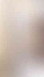 兩個浴室溫潤設計:以飽和度高色調提升和暖感,配搭胡桃木材質置物櫃及洗手盆櫃設計,倍增溫潤感。兩個浴室訂造櫃體均巧妙融入手工到位的圓角設計,增添藝術氣質,盡顯品味。