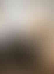 睡房水泥風格床頭櫃：  訂造圓角床頭櫃以水泥調物料，觸感細膩；石灰塗料牆面柔化光線，提升睡眠品質。