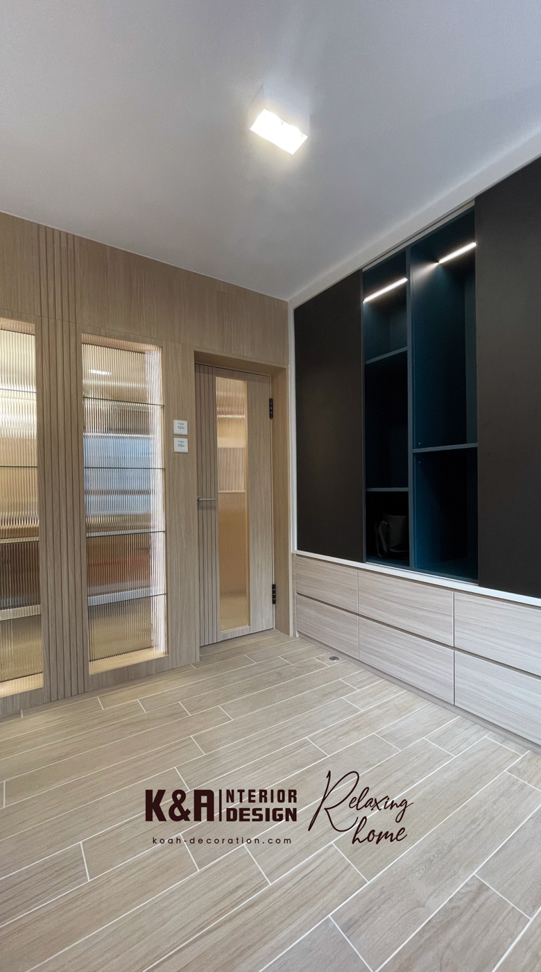 書房四面一體式訂造設計核心: 四面牆體以訂造收納牆身櫃、展示櫃牆身及工作枱面為核心,運用暖白基調與原木調層板,營造森系自然氛圍;提供極致活動空間,戶主可自由移動,避免壓迫感,適合長時間閱讀或工作。