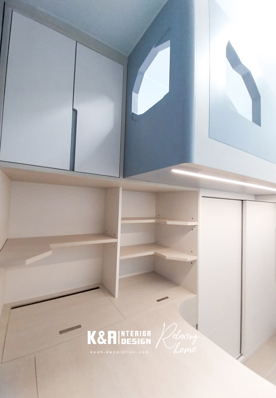 睡房1及2精緻佈局：睡房1的一體式訂造暖白收納櫃、書枱及床架尺寸精準，按戶主回饋實踐每個動線。睡房2（兒童房）著重活動空間，休息區置上層，下層大幅度收納，窗邊弧形大面積書枱及多層度身訂造曲線層架，10