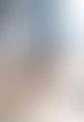 睡房1及2精緻佈局:睡房1的一體式訂造暖白收納櫃、書枱及床架尺寸精準,按戶主回饋實踐每個動線。睡房2(兒童房)著重活動空間,休息區置上層,下層大幅度收納,窗邊弧形大面積書枱及多層度身訂造曲線層架,10