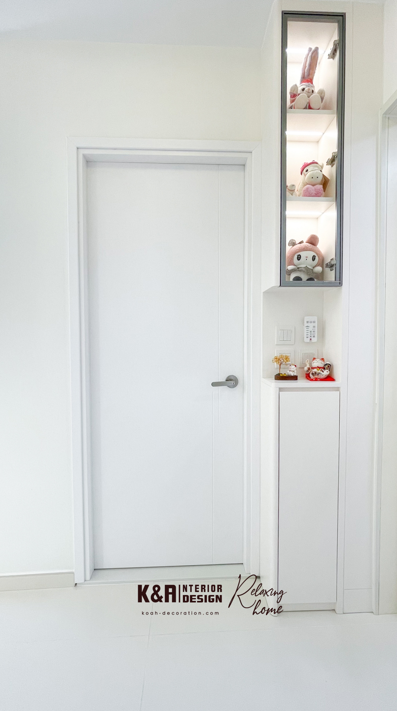 訂造入門櫃以米白＋LED燈帶邊櫃，玻璃門內置展板展示飾品與功能區，暖白燈光柔和照射，營造回家即放鬆的迎賓氛圍，巧妙放大入戶空間。