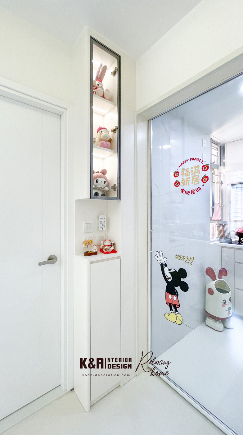 訂造入門櫃以米白＋LED燈帶邊櫃，玻璃門內置展板展示飾品與功能區，暖白燈光柔和照射，營造回家即放鬆的迎賓氛圍，巧妙放大入戶空間。