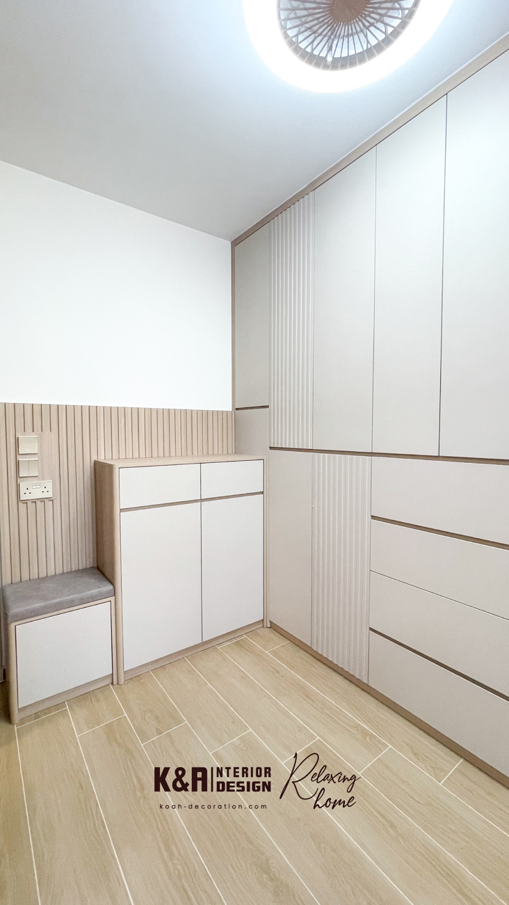 牆身、天花一律以暖白為基調,地板及訂造傢俬統一選用同一系淺色原木,零色差、零雜訊,視覺瞬間乾淨100%,其中客飯聽牆身櫃巧妙利用布藝飾面作櫃身點綴,提升質感。