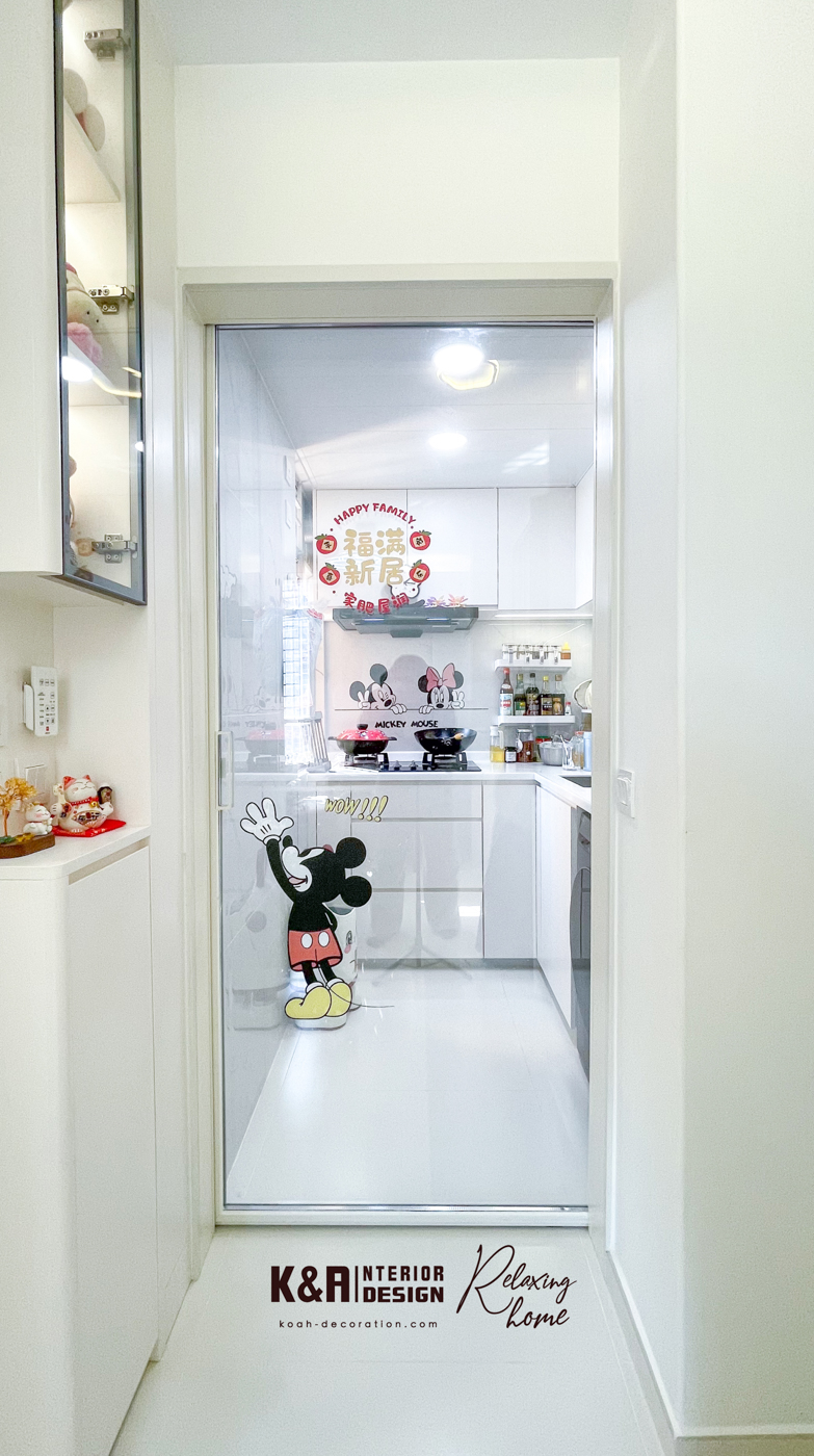 整幅強化玻璃趟門分隔廚房與客飯廳，米白邊框提升透明度，防油煙擴散，維持清新空氣，L形訂造廚櫃佈局，提升活動空間，倍大小戶型廚房。